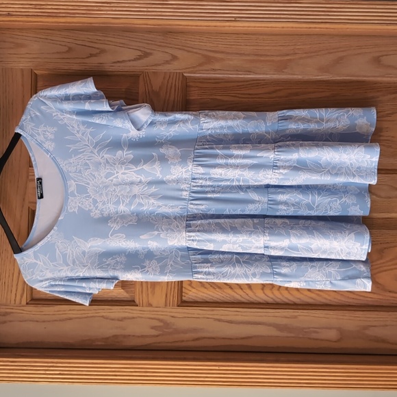 Heimish flowy top - Picture 1 of 2